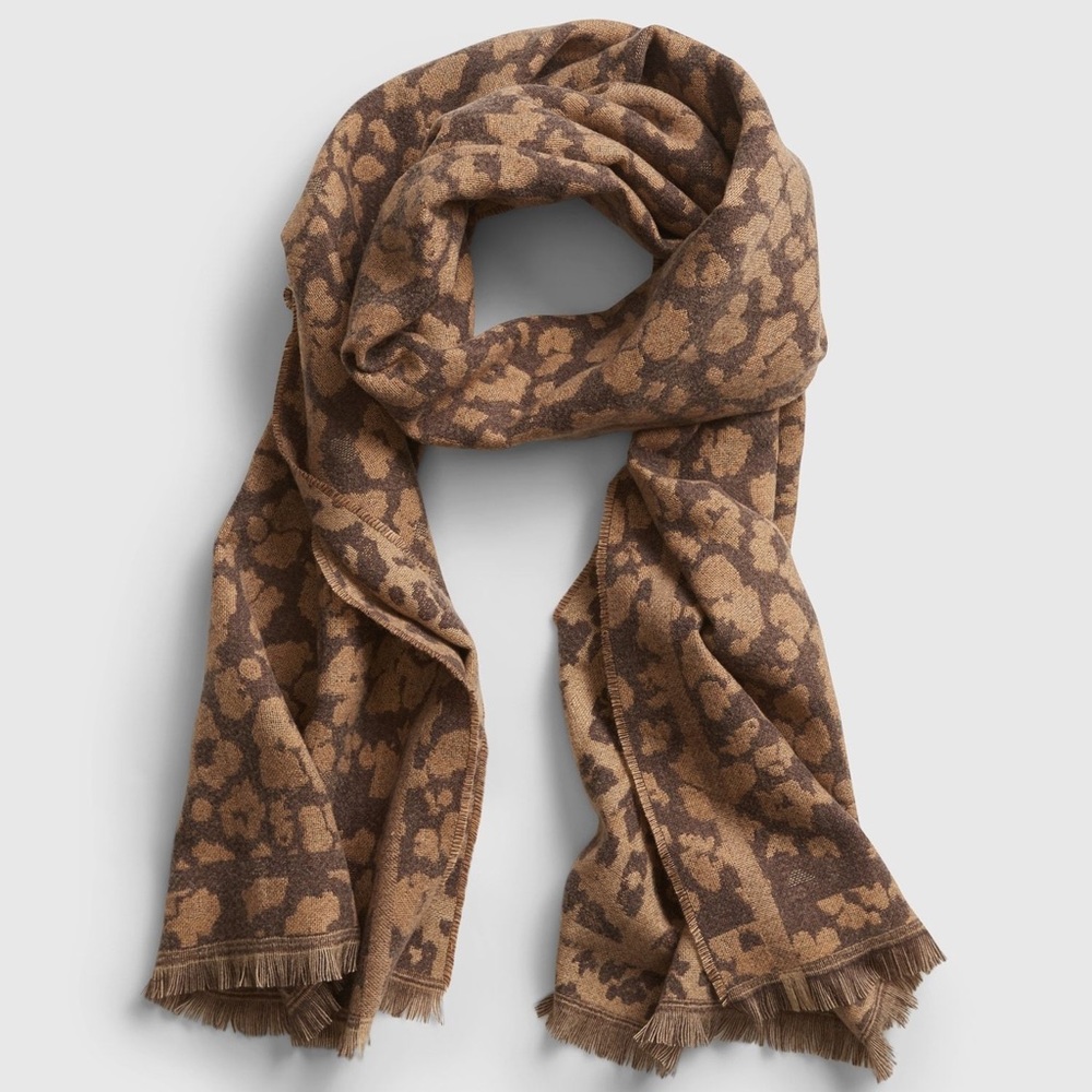 GAP- NWT- recycled cozy scarf in leopard print
